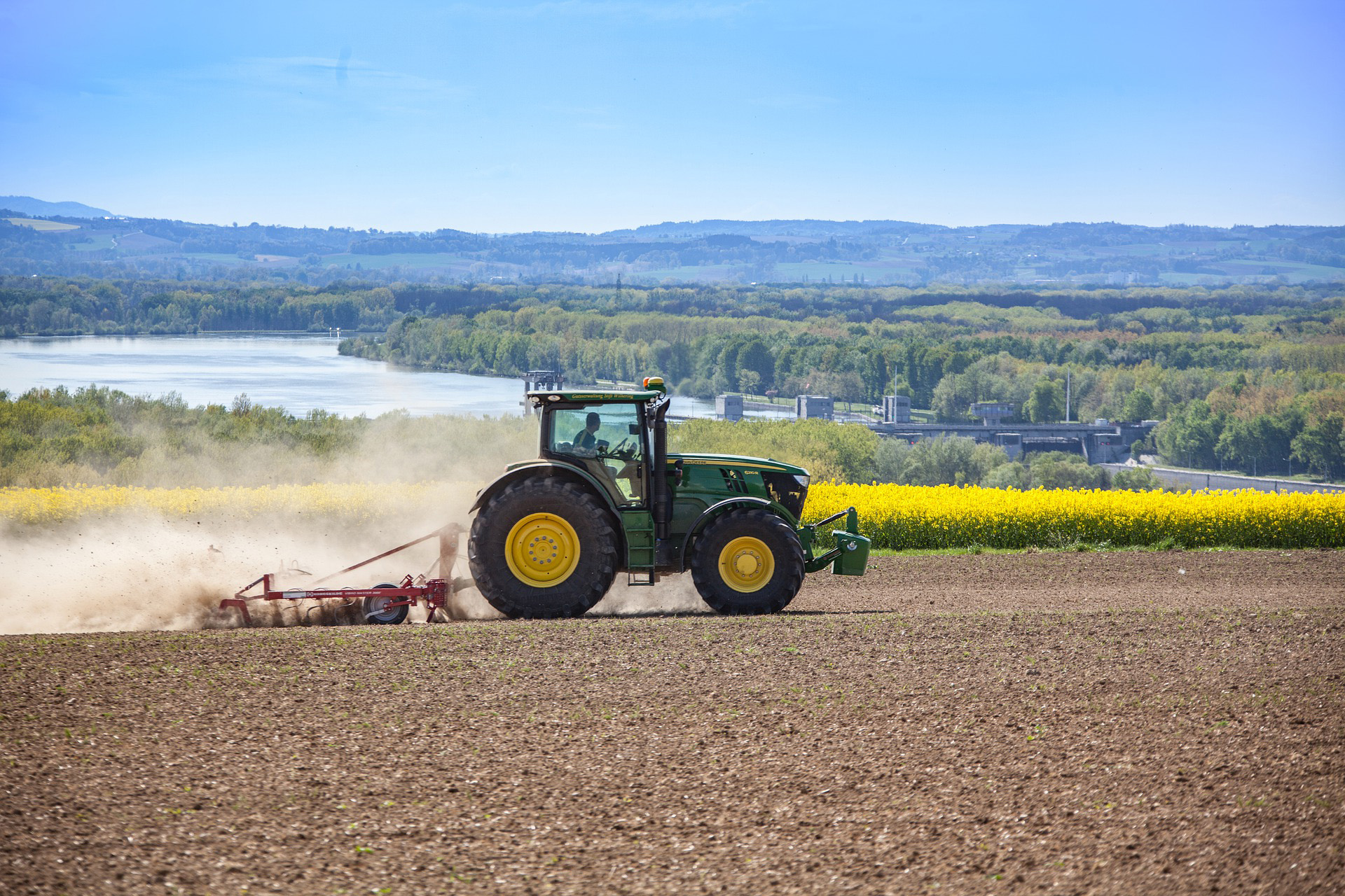 Traktor pflügt Feld